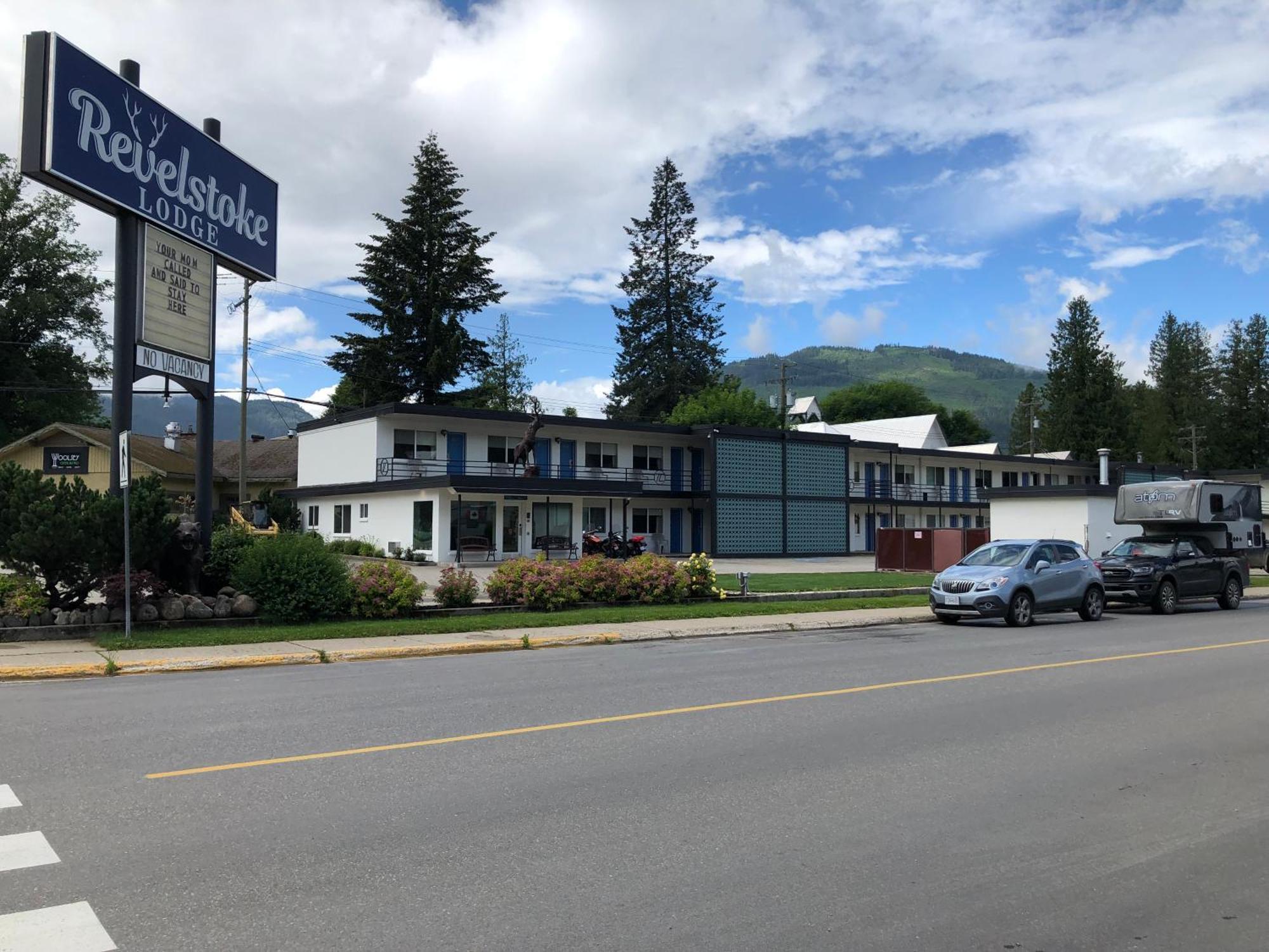 Revelstoke Lodge Exterior photo