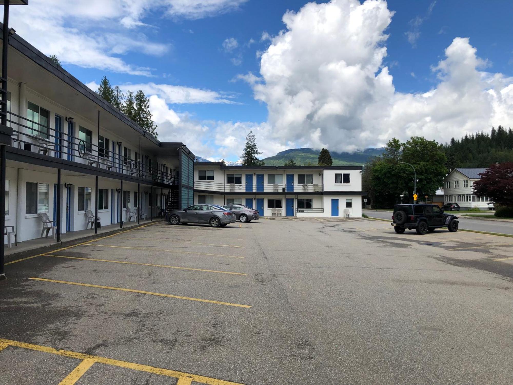 Revelstoke Lodge Exterior photo