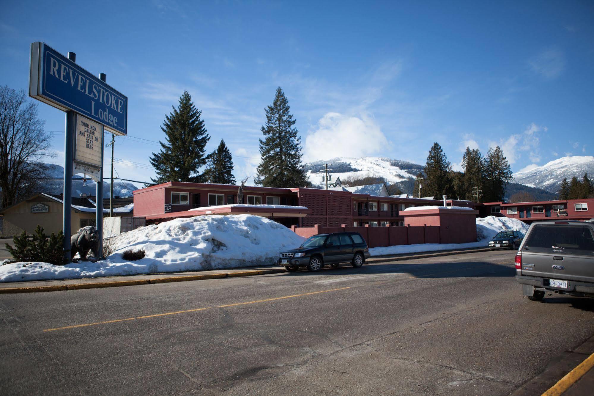 Revelstoke Lodge Exterior photo